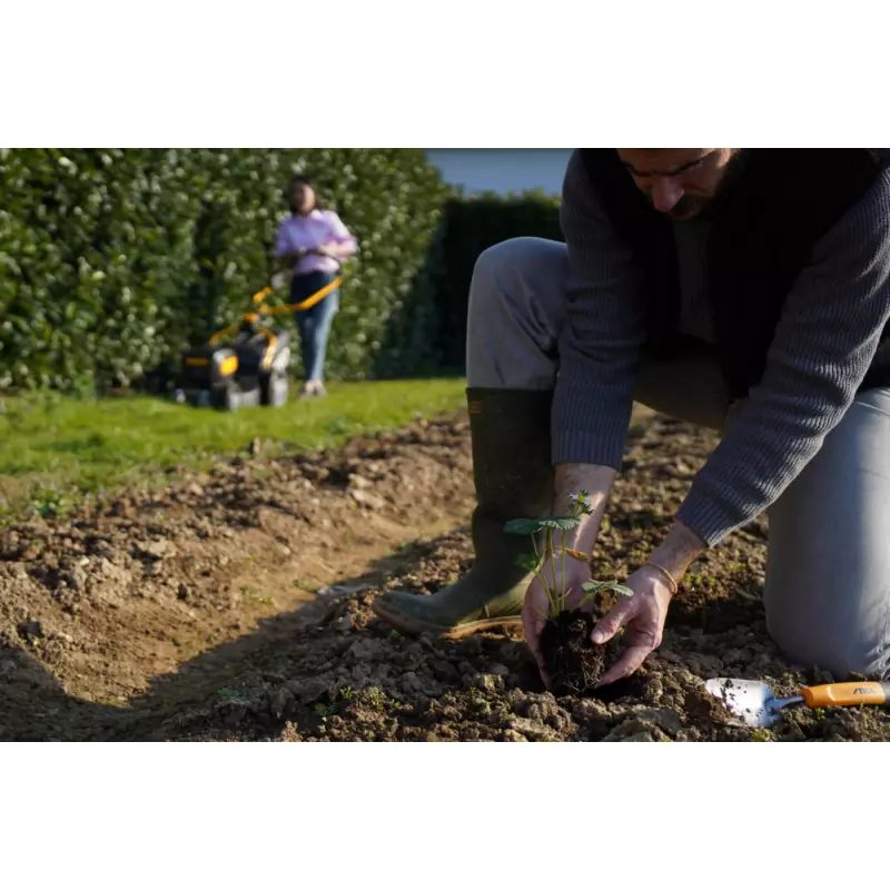 TransplanterTrowel_2H1410001ST1_amb08_web